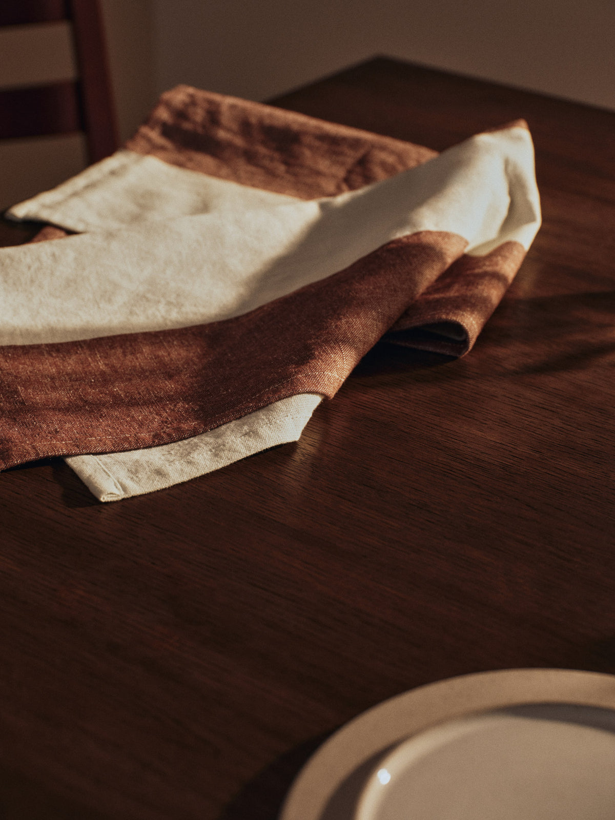 Hale Tea Towel in Chestnut/Frosted Lime präsentiert im Onlineshop von KAQTU Design AG. Küchentuch ist von Ferm Living