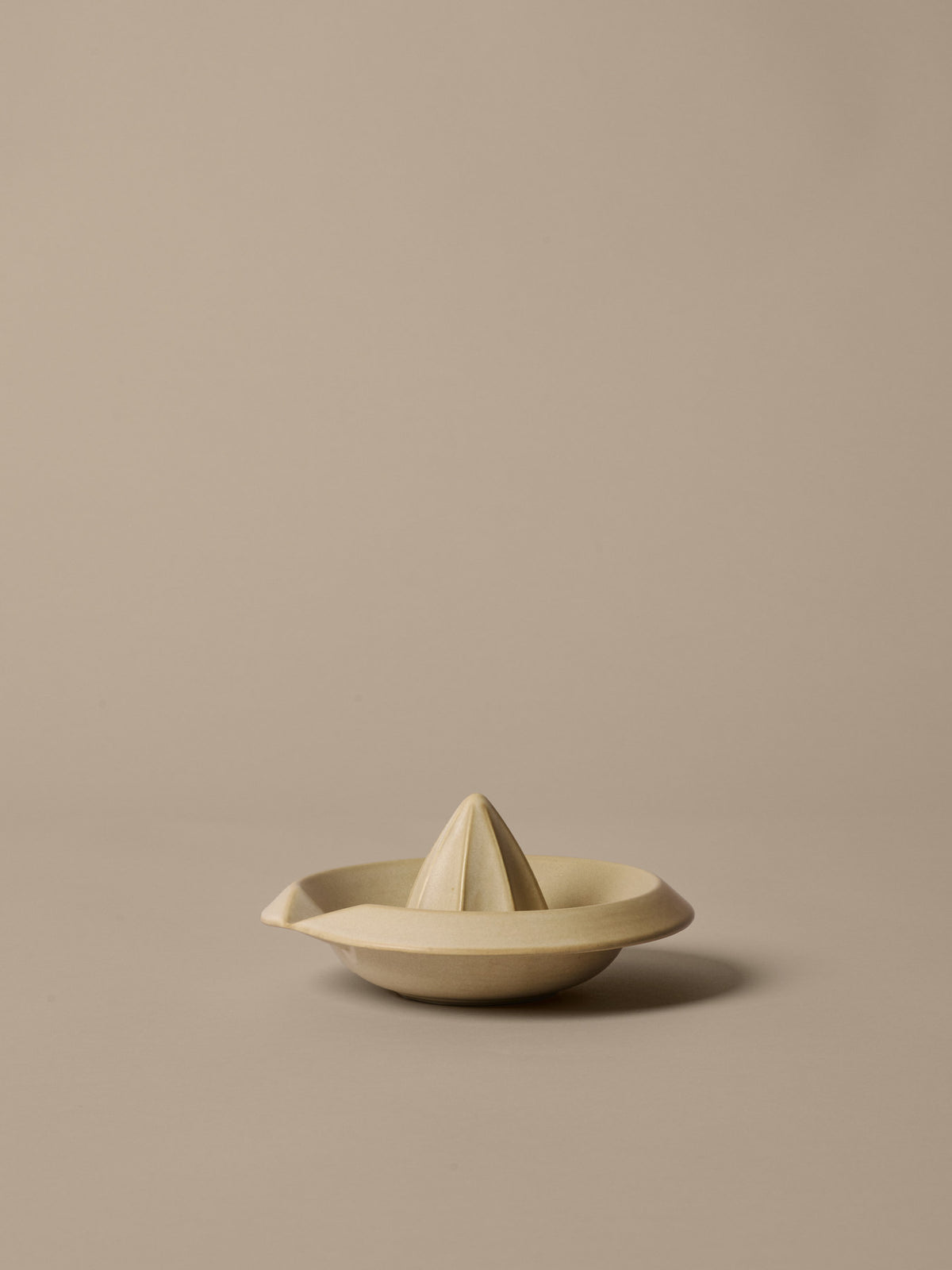Erena Citrus Juicer in Cream präsentiert im Onlineshop von KAQTU Design AG. Zitronenpresse ist von Ferm Living