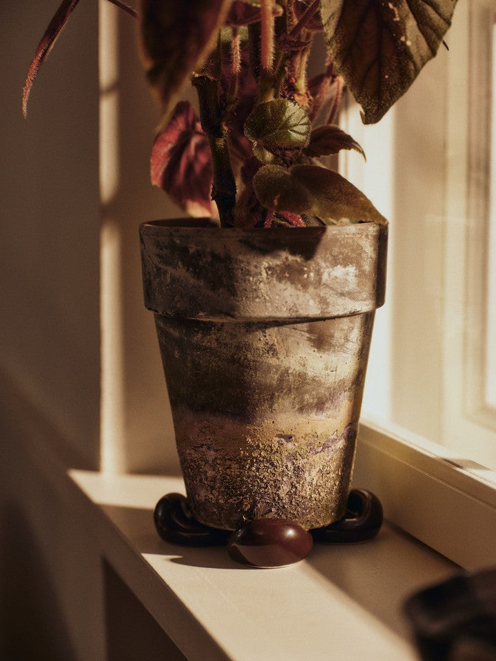 Nube Blumentopffüsse Set of 4  in Carob Brown präsentiert im Onlineshop von KAQTU Design AG. Blumentopf Untersetzer ist von Ferm Living