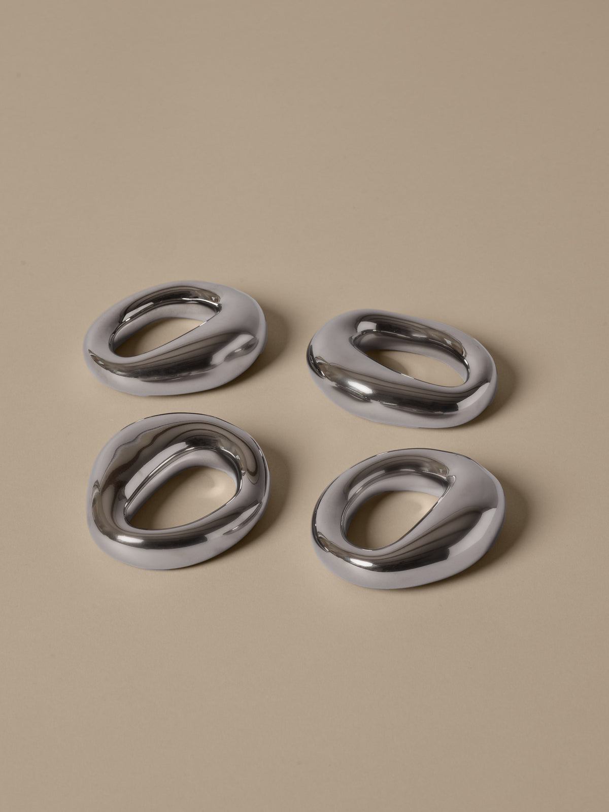Orrith Napkin Rings Set of 4 in Silver präsentiert im Onlineshop von KAQTU Design AG. Serviettenhalter ist von Ferm Living