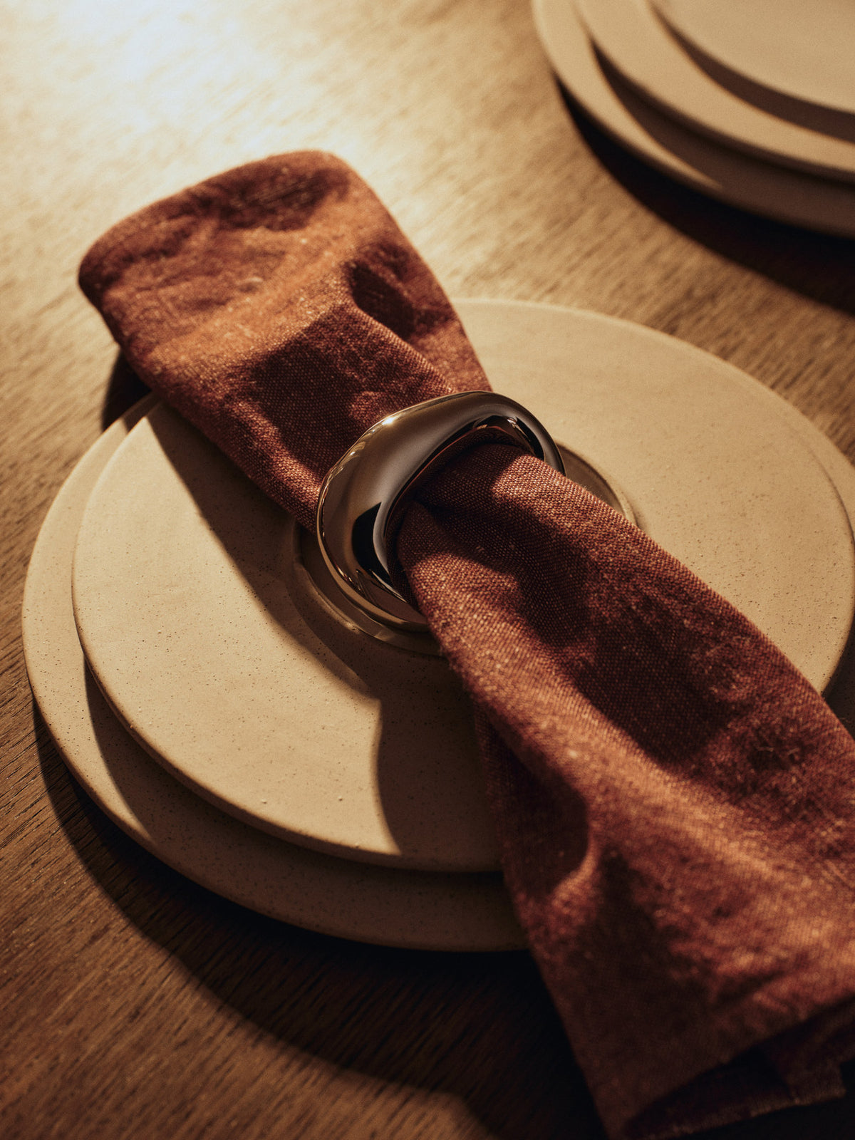 Orrith Napkin Rings Set of 4 in Silver präsentiert im Onlineshop von KAQTU Design AG. Serviettenhalter ist von Ferm Living