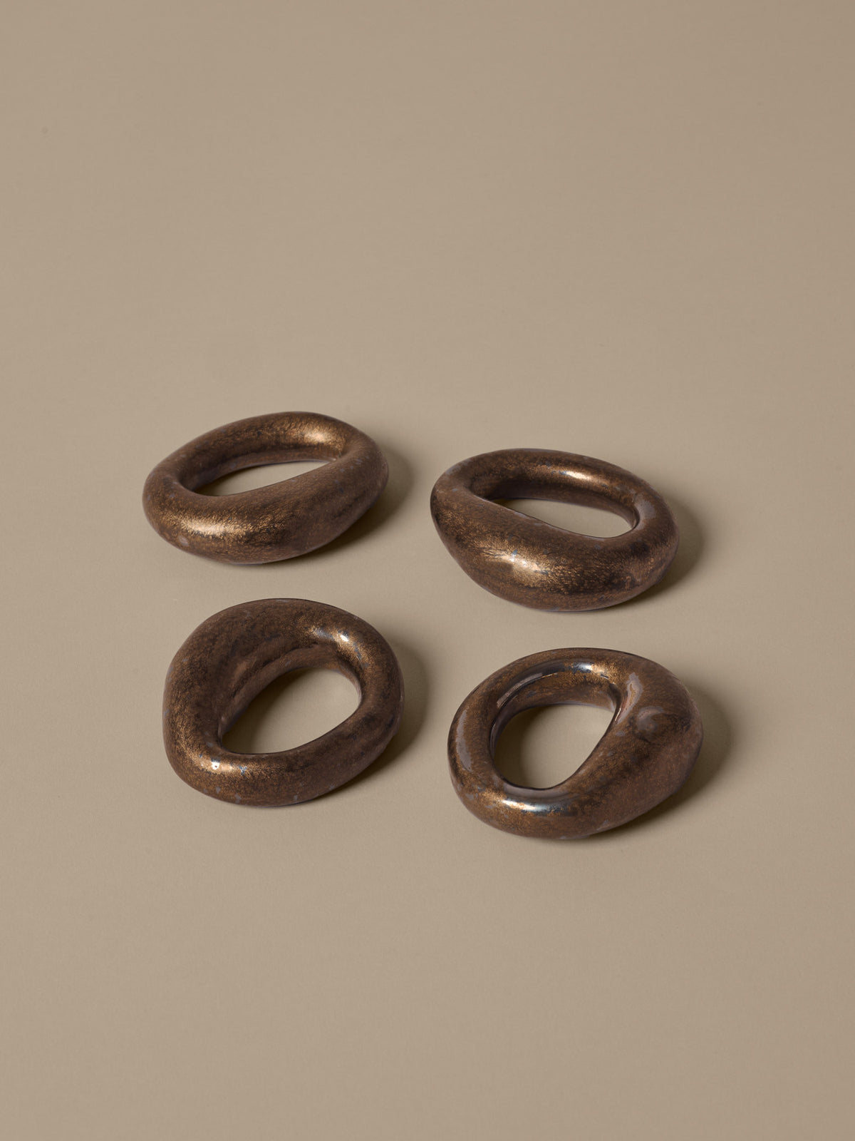 Orrith Napkin Rings Set of 4 in Rustic Bronze präsentiert im Onlineshop von KAQTU Design AG. Serviettenhalter ist von Ferm Living