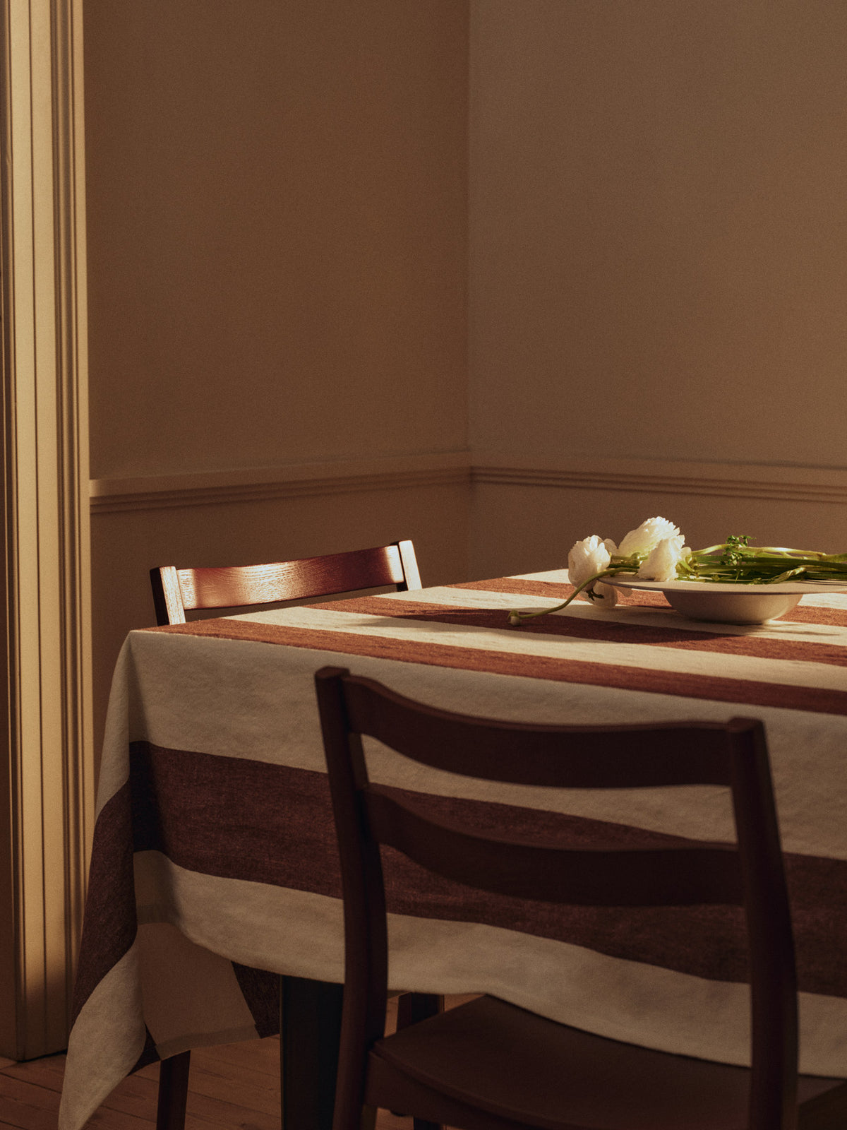 Hale Tablecloth in Chestnut/Frosted Lime präsentiert im Onlineshop von KAQTU Design AG. Tischtuch ist von Ferm Living