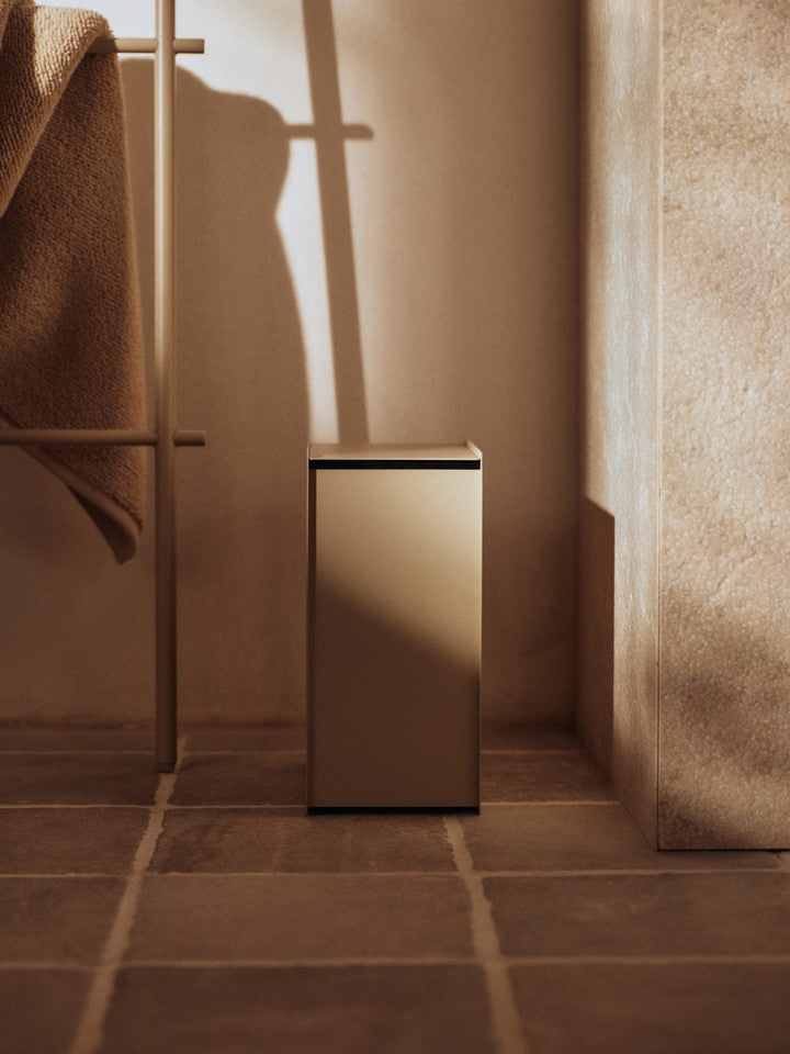 Eleganter Sama Mülleimer von Ferm Living in sanftem Cashmere, ideal für stilvolle Abfallentsorgung in jedem Raum.