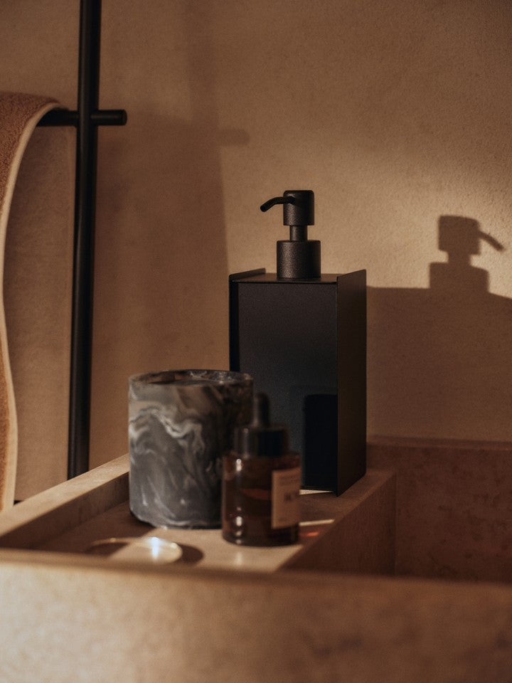 Eleganter Sama Seifenspender in Schwarz von Ferm Living, ideal für stilvolle Badezimmer und Küchen. Funktionalität trifft auf modernes Design.