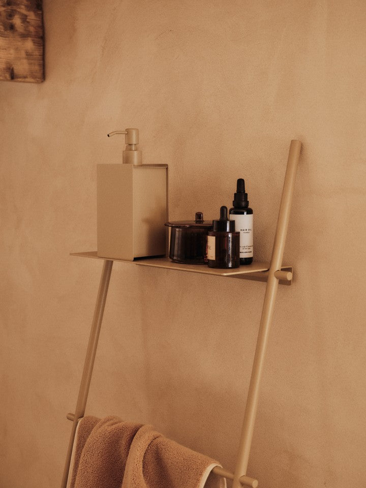 Eleganter Sama Seifenspender in Cashmere von Ferm Living, ideal für stilvolle Badezimmer und Küchen. Funktionalität trifft auf modernes Design.