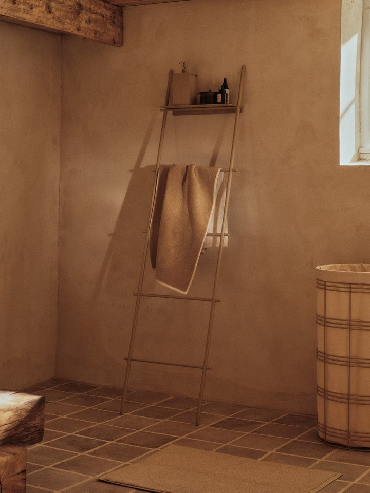 Elegante Dora Handtuchleiter in Cashmere von Ferm Living, ideal für stilvolle Badezimmerorganisation und dekorative Akzente.