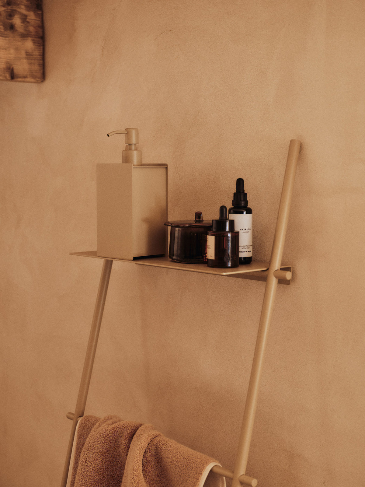 Dora Handtuchleiter von Ferm Living aus pulverbeschichtetem Eisen in Schwarz, schlanke Leiterform zum Anlehnen an die Wand im Badezimmer.