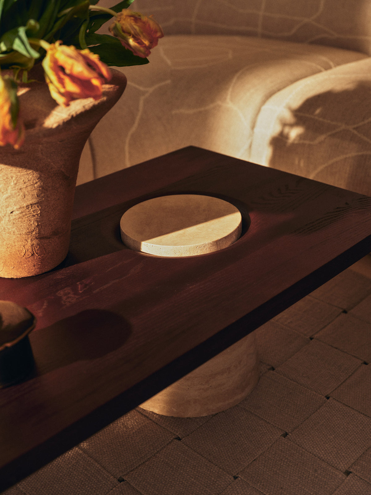 Evio Vase H35 in Burnt Umber präsentiert im Onlineshop von KAQTU Design AG. Vase ist von Ferm Living