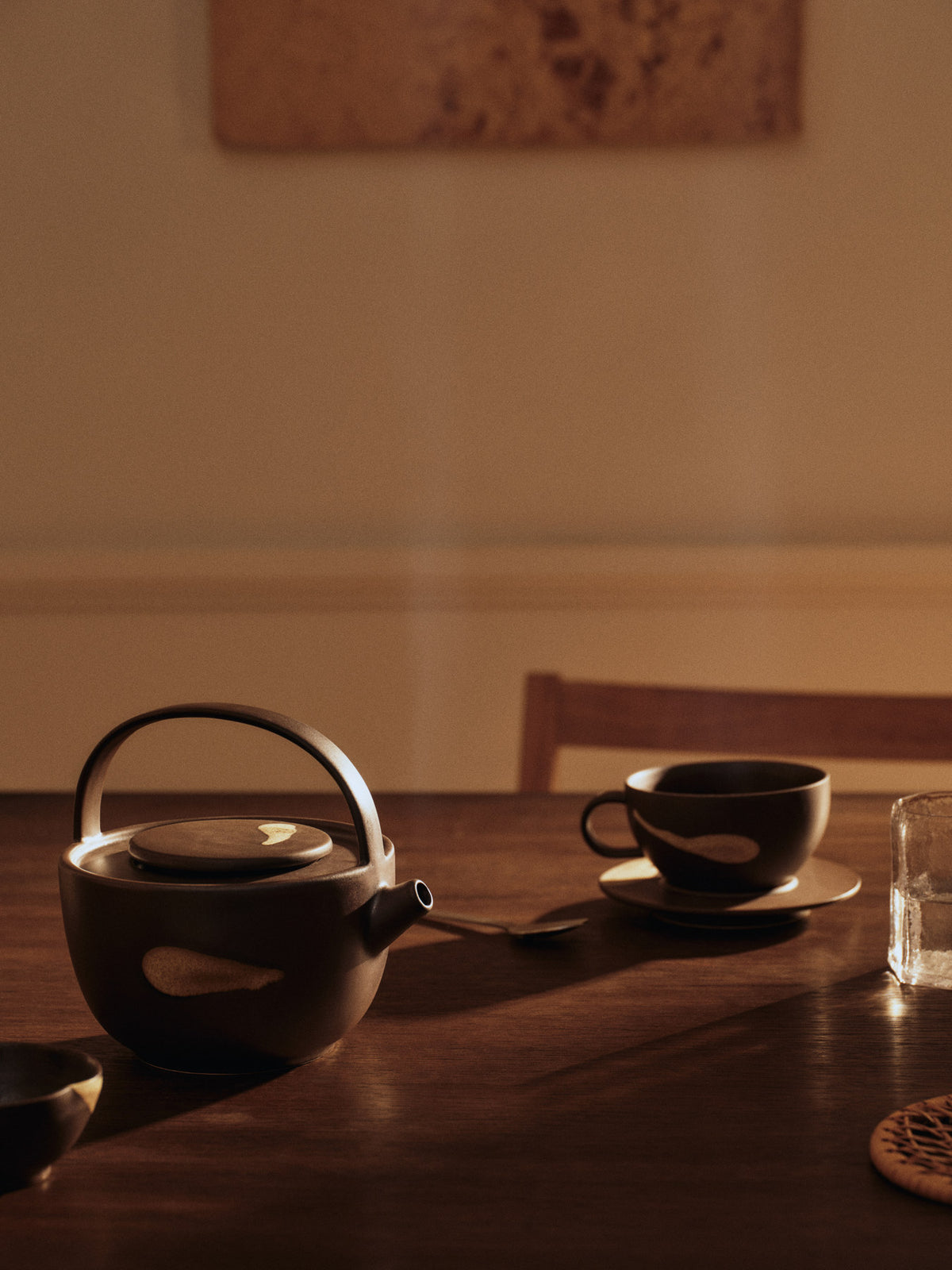 Koyo Cup with Saucer in Dark Brown/Buff präsentiert im Onlineshop von KAQTU Design AG. Kaffeetassen ist von Ferm Living