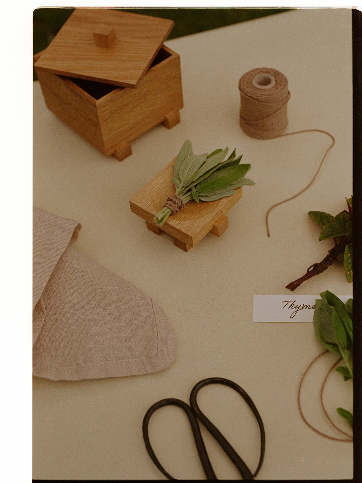 Moku Tray 70 in Natur Eiche präsentiert im Onlineshop von KAQTU Design AG. Tablett ist von Ferm Living