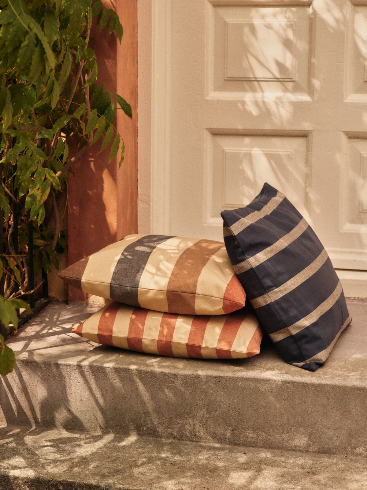 Strand Outdoor Kissen in Cashmere/Mocha/Indigo Blue präsentiert im Onlineshop von KAQTU Design AG. Deko Kissen ist von Ferm Living