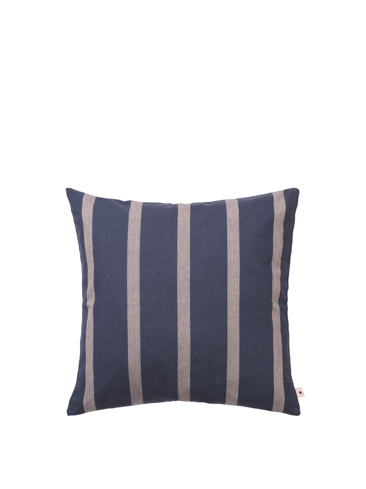 Strand Outdoor Kissen in Indigo Blue/Parchment präsentiert im Onlineshop von KAQTU Design AG. Deko Kissen ist von Ferm Living
