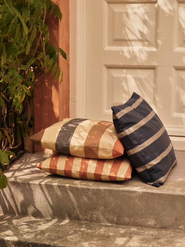 Gemütliches Strand Outdoor Kissen in Indigo Blue/Parchment von Ferm Living, ideal für entspannte Stunden im Freien.
