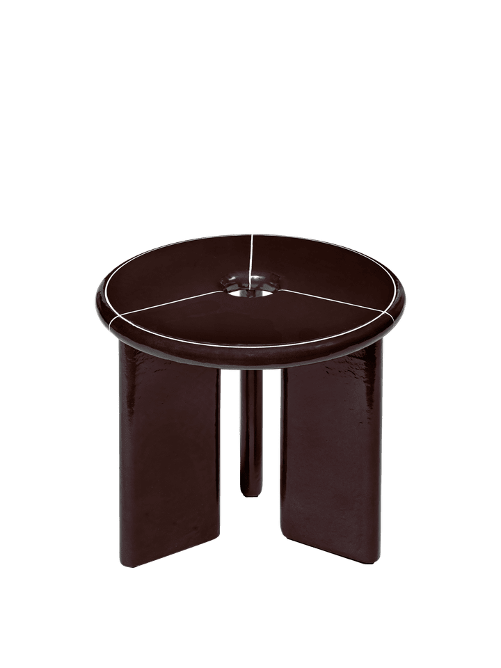 Moderner Deya Beistelltisch Ø47 in Chestnut Brown, perfekt für den Außenbereich, vereint Funktionalität und zeitloses Design.