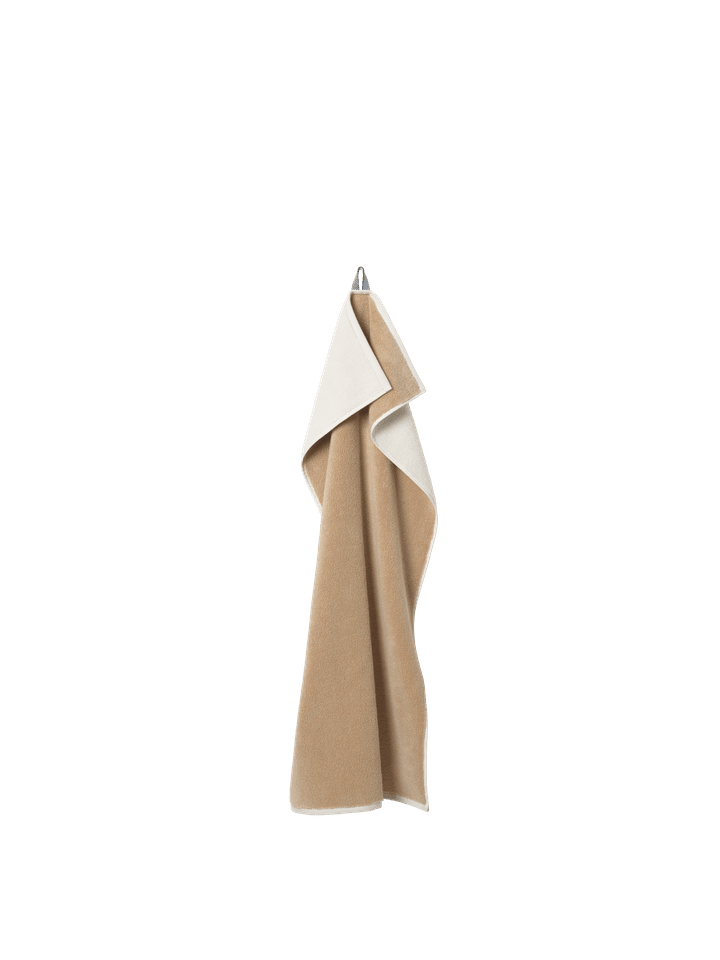 Ekko Handtuch  in Cashmere/Off-white präsentiert im Onlineshop von KAQTU Design AG. Handtuch ist von Ferm Living