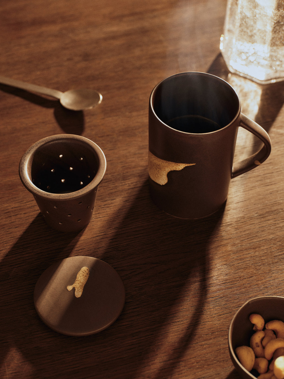 Koyo Tea Mug with Infuser Set in Dark Brown/Buff präsentiert im Onlineshop von KAQTU Design AG. Karaffe ist von Ferm Living