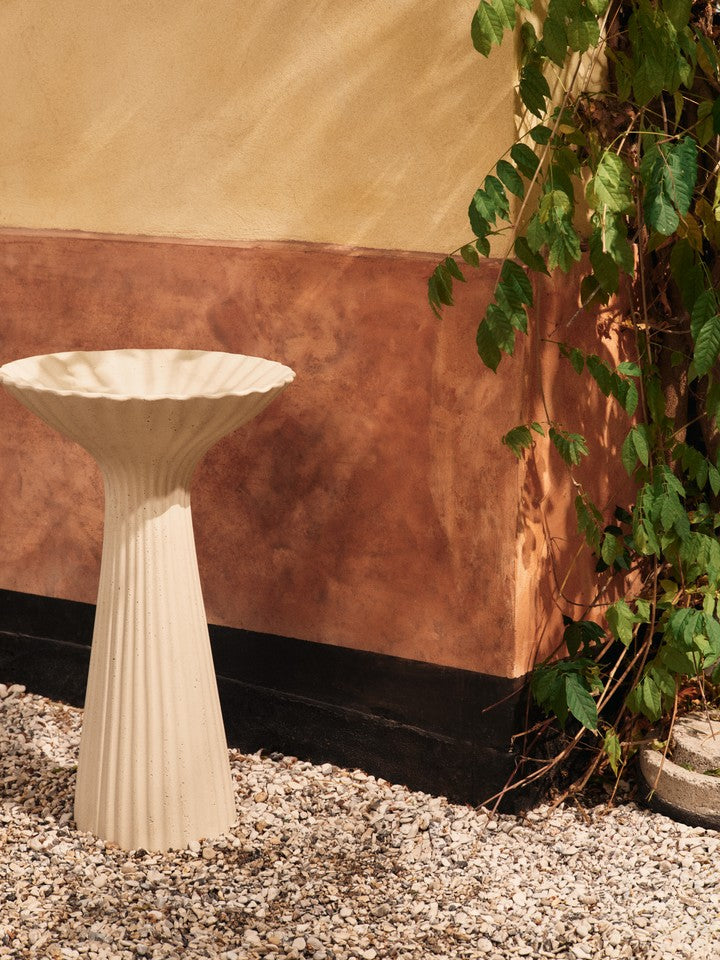 Eleganter Fountain Sockel Outdoor in Ivory von Ferm Living, ideal für stilvolle Garten- und Terrassengestaltung.