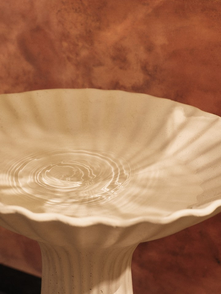 Moderner Fountain Sockel Outdoor in sanftem Ivory von Ferm Living, perfekt für die kreative Gestaltung von Außenbereichen.