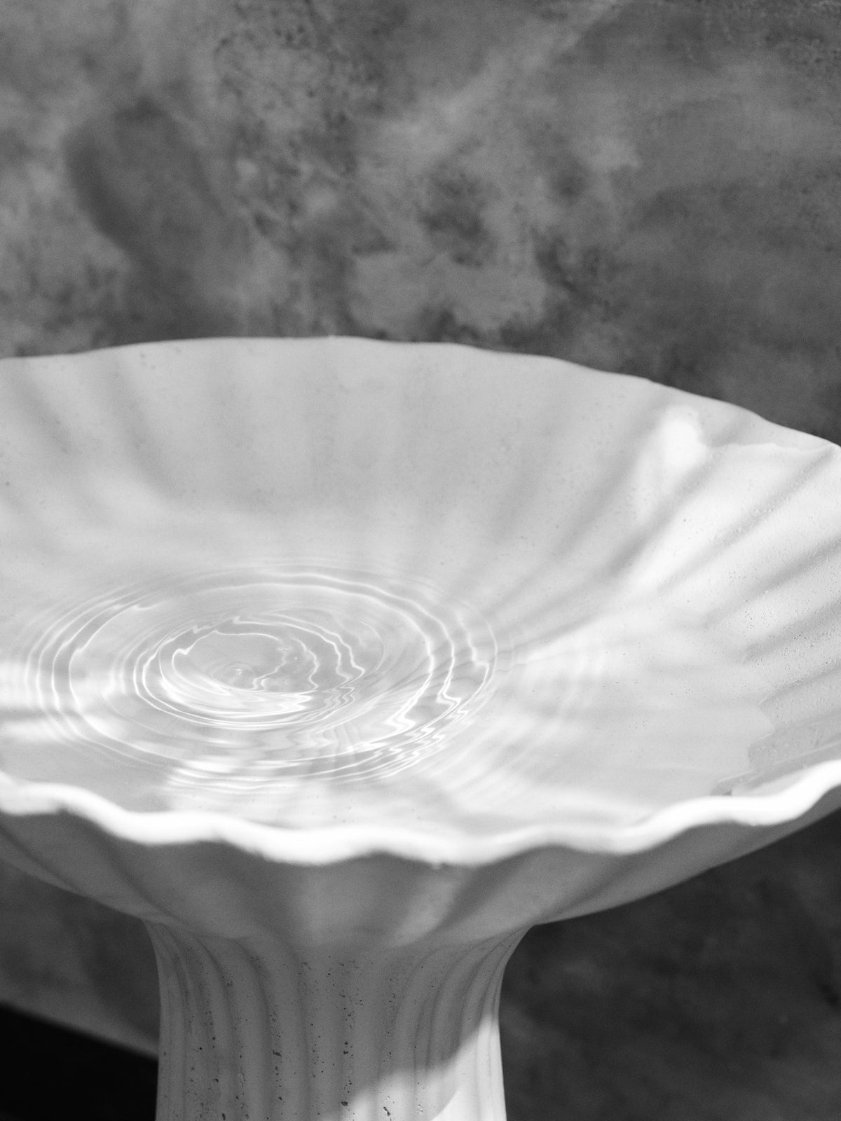 Fountain Sockel Outdoor in Ivory präsentiert im Onlineshop von KAQTU Design AG. Outdoor-Regal ist von Ferm Living