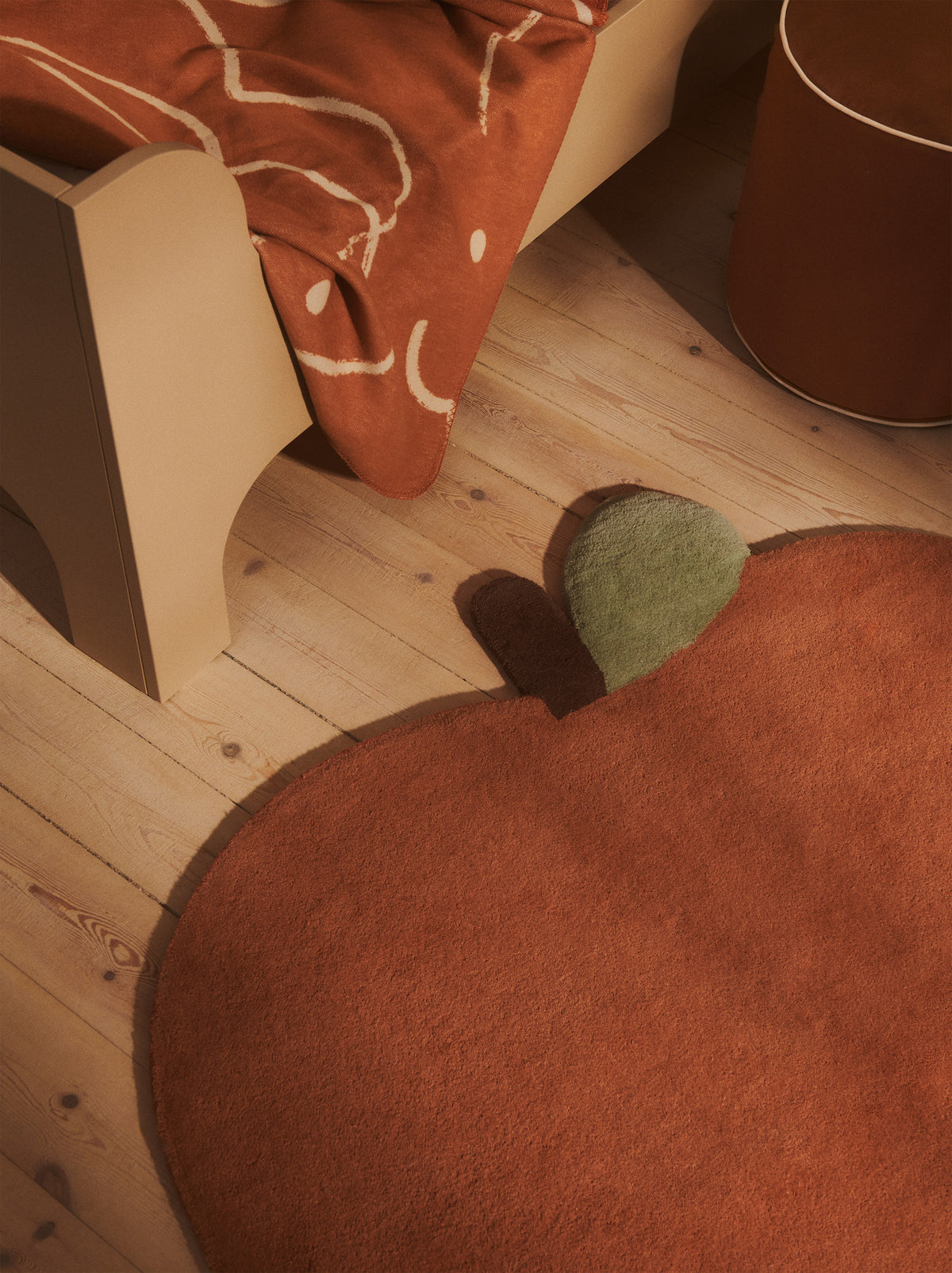 Apple Tufted Rug in Brown Clay präsentiert im Onlineshop von KAQTU Design AG. Teppich ist von Ferm Living
