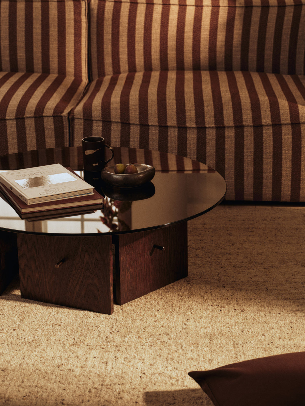 Aukko Coffee Table in Tinted Glass/Dark Stained Oak präsentiert im Onlineshop von KAQTU Design AG. Esstisch ist von Ferm Living
