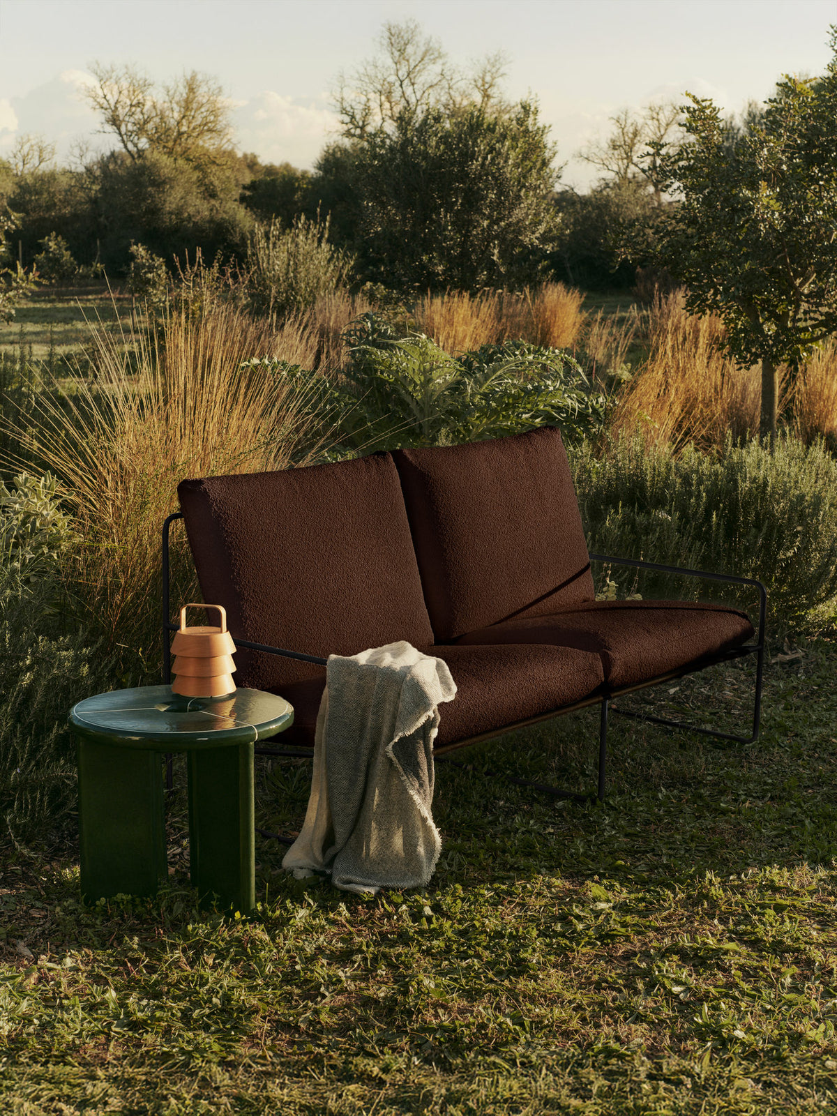 Desert 2-Sitzer Lounge Sofa von Ferm Living mit Bouclé-Bezug und Stahlrahmen im Freien