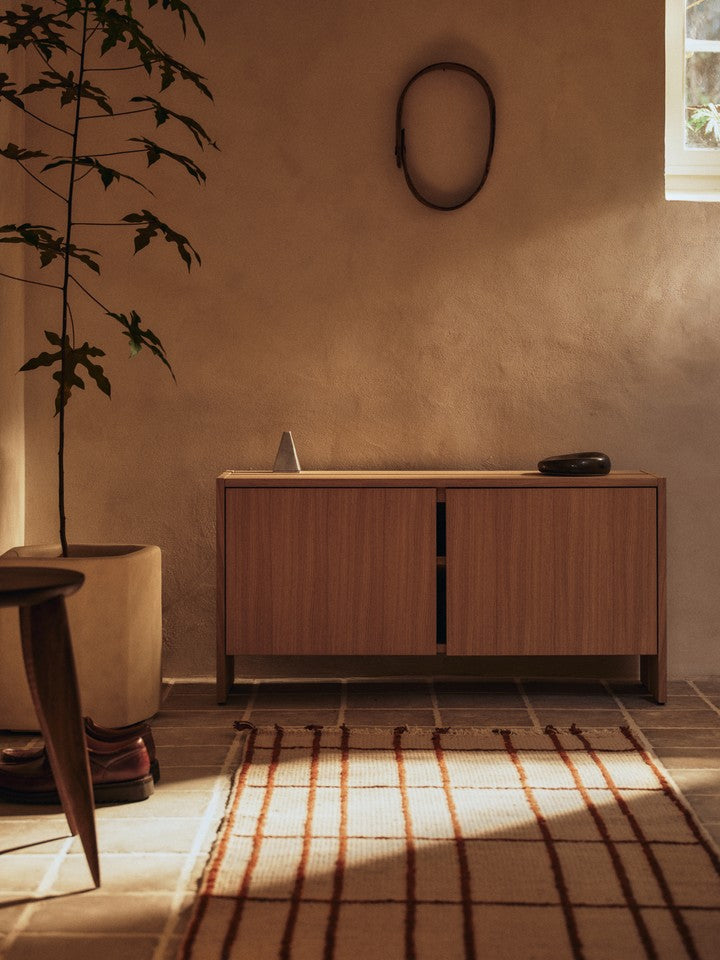 Moderner Sen Runner in sanften Parchment- und Chestnut-Tönen von Ferm Living, perfekt für eine stilvolle Raumgestaltung.