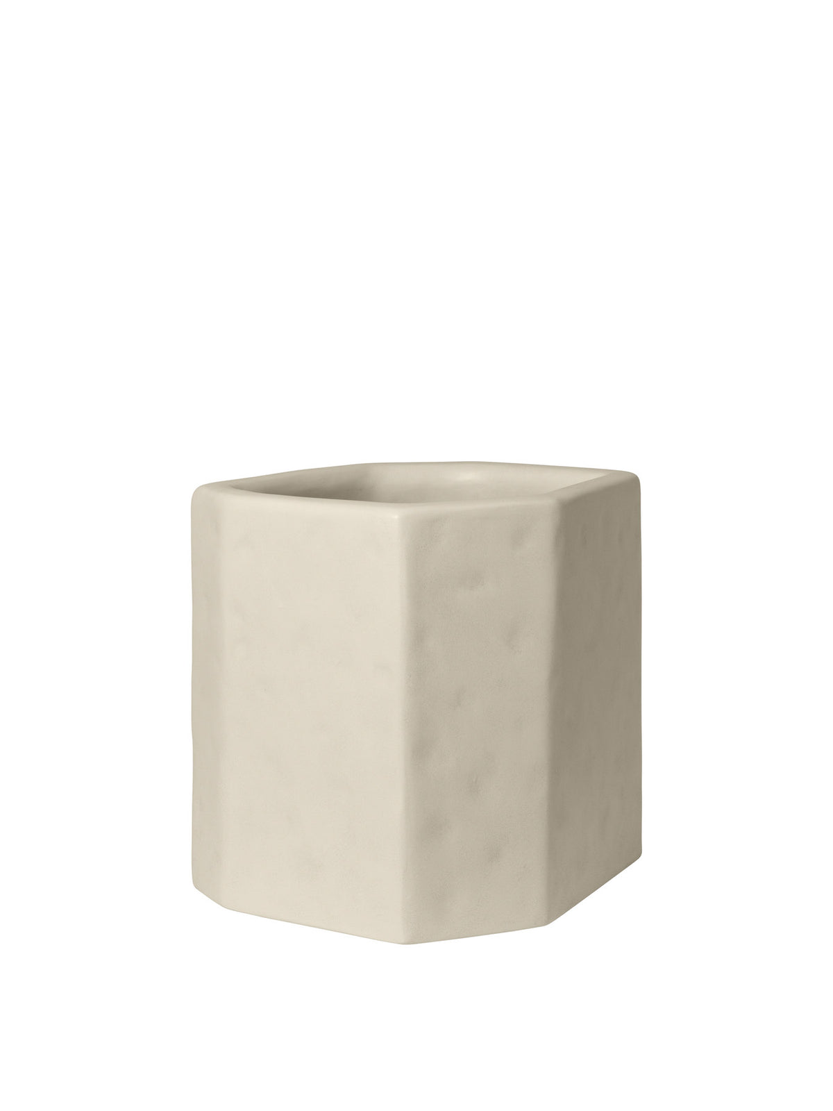 Staffa Pflanzgefäss von Ferm Living aus glasfaserverstärktem Beton in Ivory, skulpturale Form mit unregelmässiger Oberflächenstruktur, für drinnen und draussen.