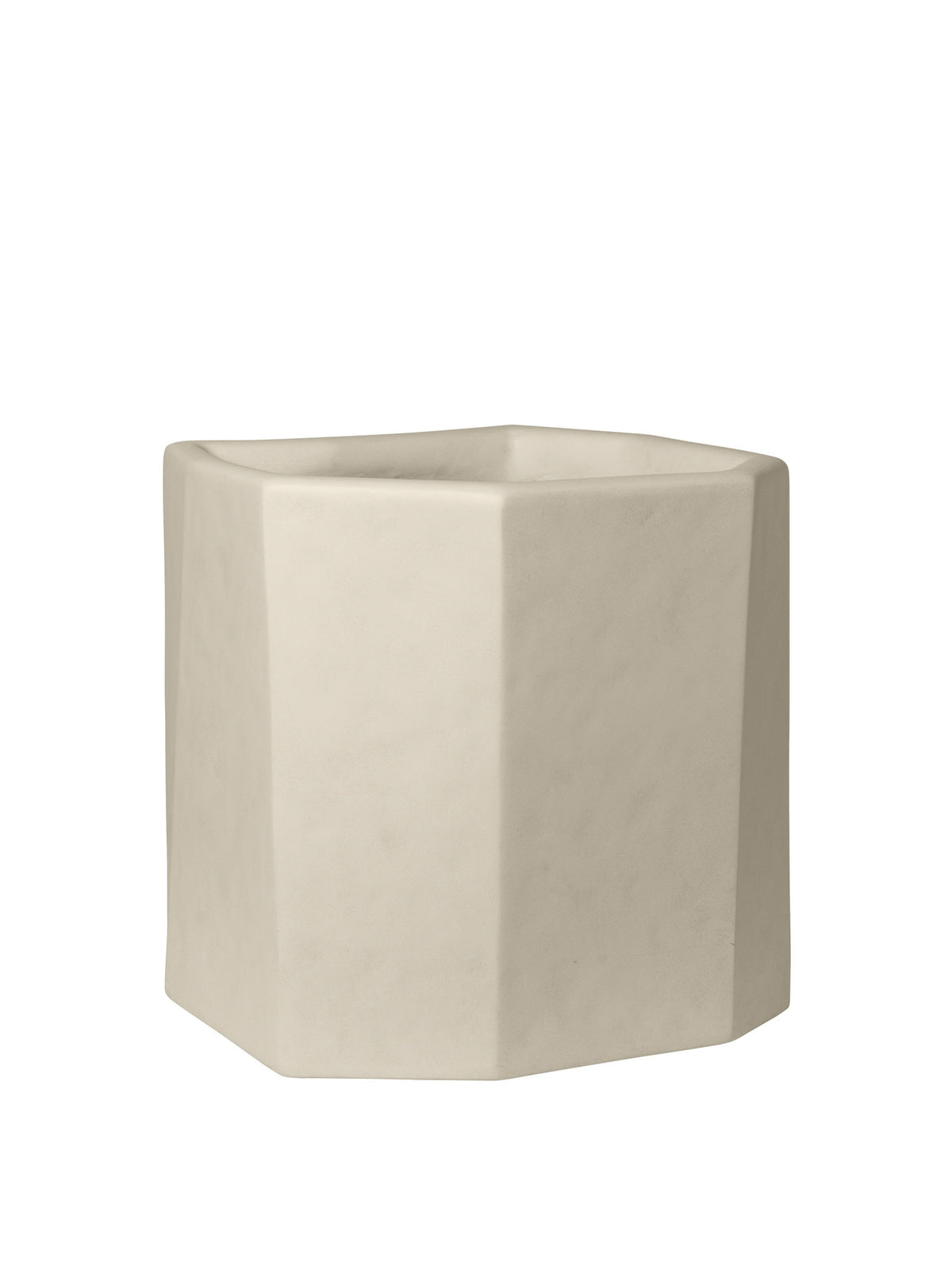 Staffa Pflanzgefäss von Ferm Living aus glasfaserverstärktem Beton in Ivory, skulpturale Form mit unregelmässiger Oberflächenstruktur, für drinnen und draussen.