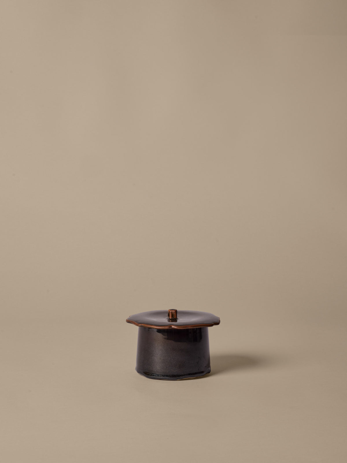 Marnen Jar H9 in Carob Brown präsentiert im Onlineshop von KAQTU Design AG. Vase ist von Ferm Living