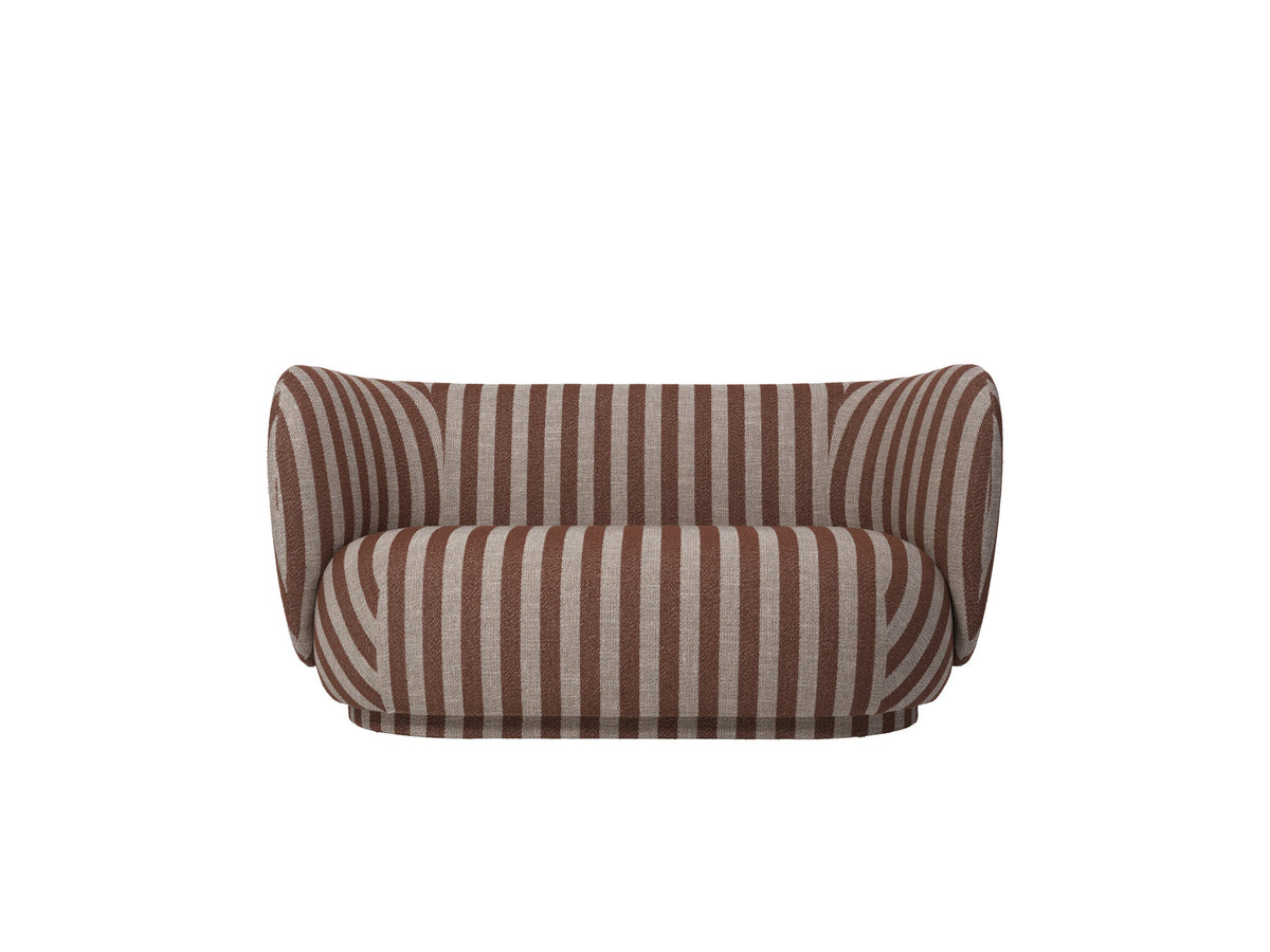 Rico 2er Sofa von Ferm Living mit runder Form, weichen Konturen und Stoffbezug