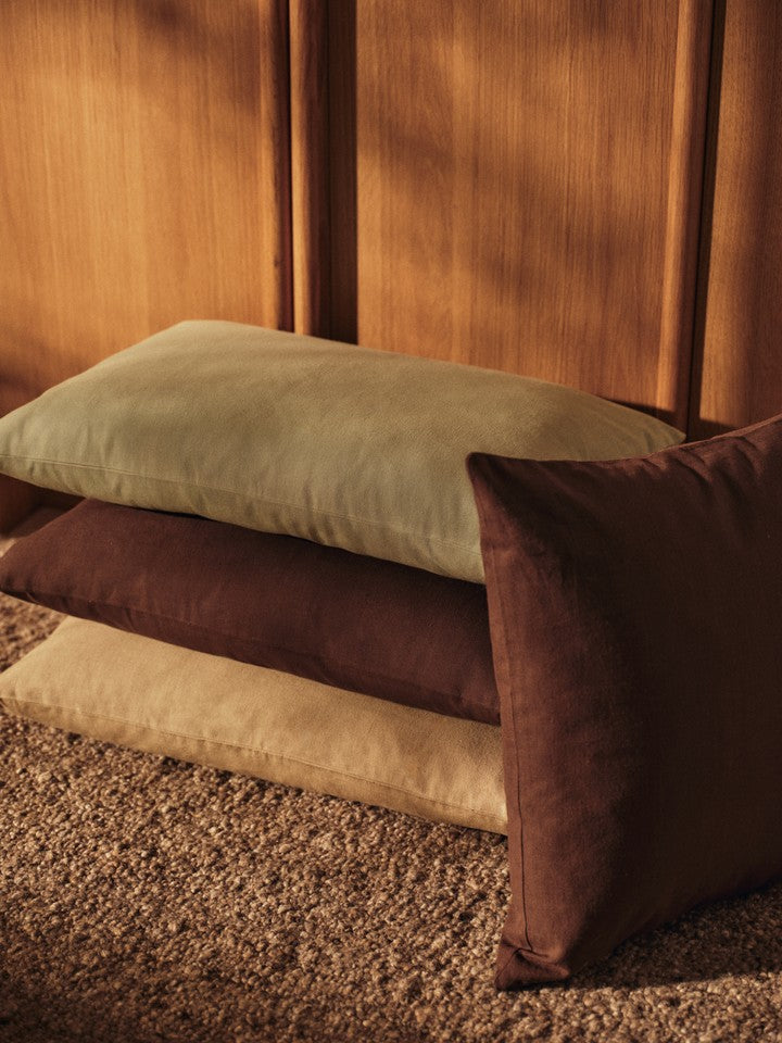 Elegantes rechteckiges Sen Kissen aus Cashmere von Ferm Living, ideal für stilvolle Wohnräume und gemütliche Akzente.