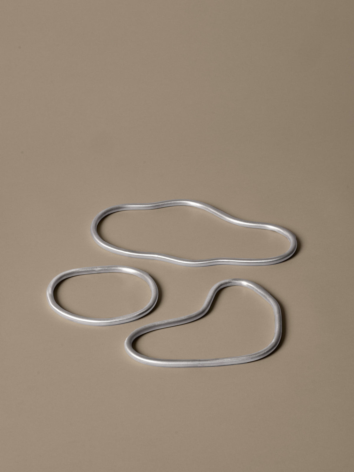 Pond Trivets Set of 3 in Aluminium präsentiert im Onlineshop von KAQTU Design AG. Pfannenuntersetzer ist von Ferm Living