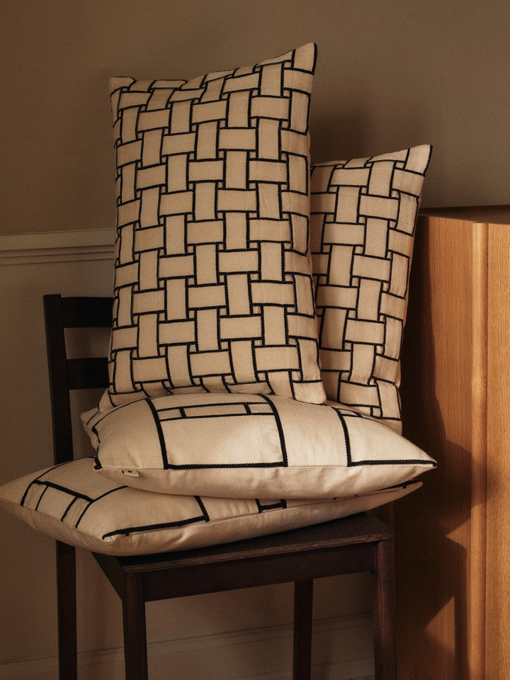 Elegantes Lattice Offset Kissen in Off-white und Schwarz, ideal für stilvolle Wohnräume. Perfekte Ergänzung für jedes Dekor.