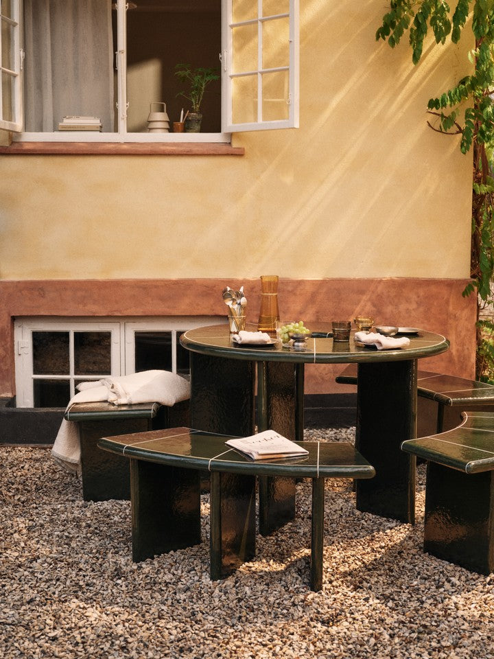 Stilvolle Deya Gartenbank 110 in sattem Dunkelgrün, perfekt für entspannte Stunden im Garten oder auf der Terrasse, entworfen von Ferm Living.