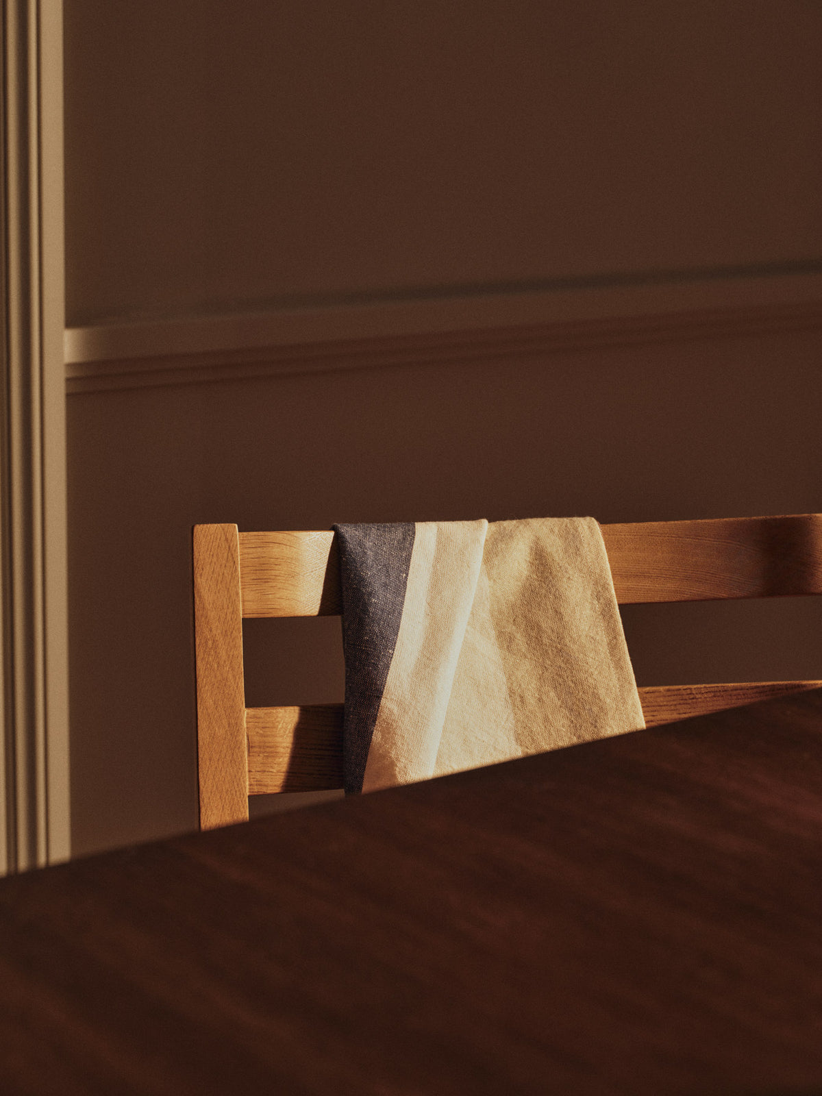Boda Esszimmerstuhl in Natural Oak präsentiert im Onlineshop von KAQTU Design AG. Stuhl ist von Ferm Living