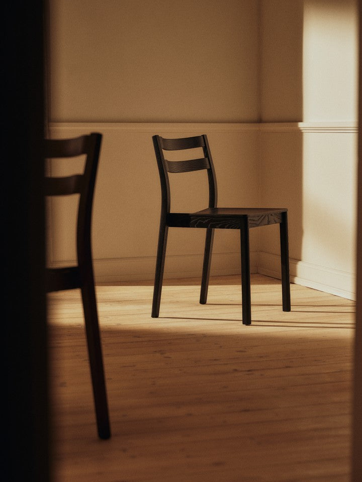 Boda Esszimmerstuhl  in Black präsentiert im Onlineshop von KAQTU Design AG. Stuhl ist von Ferm Living