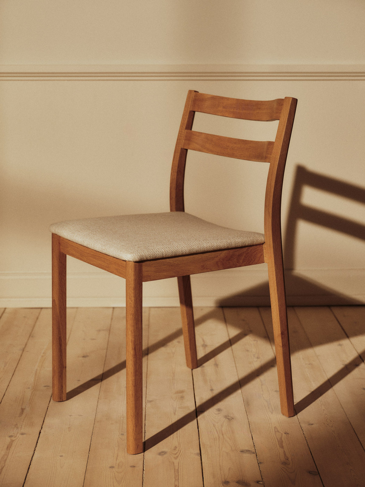 Boda Esszimmerstuhl Staple Seat Upholstered in Natural Oak/Off-white präsentiert im Onlineshop von KAQTU Design AG. Stuhl ist von Ferm Living