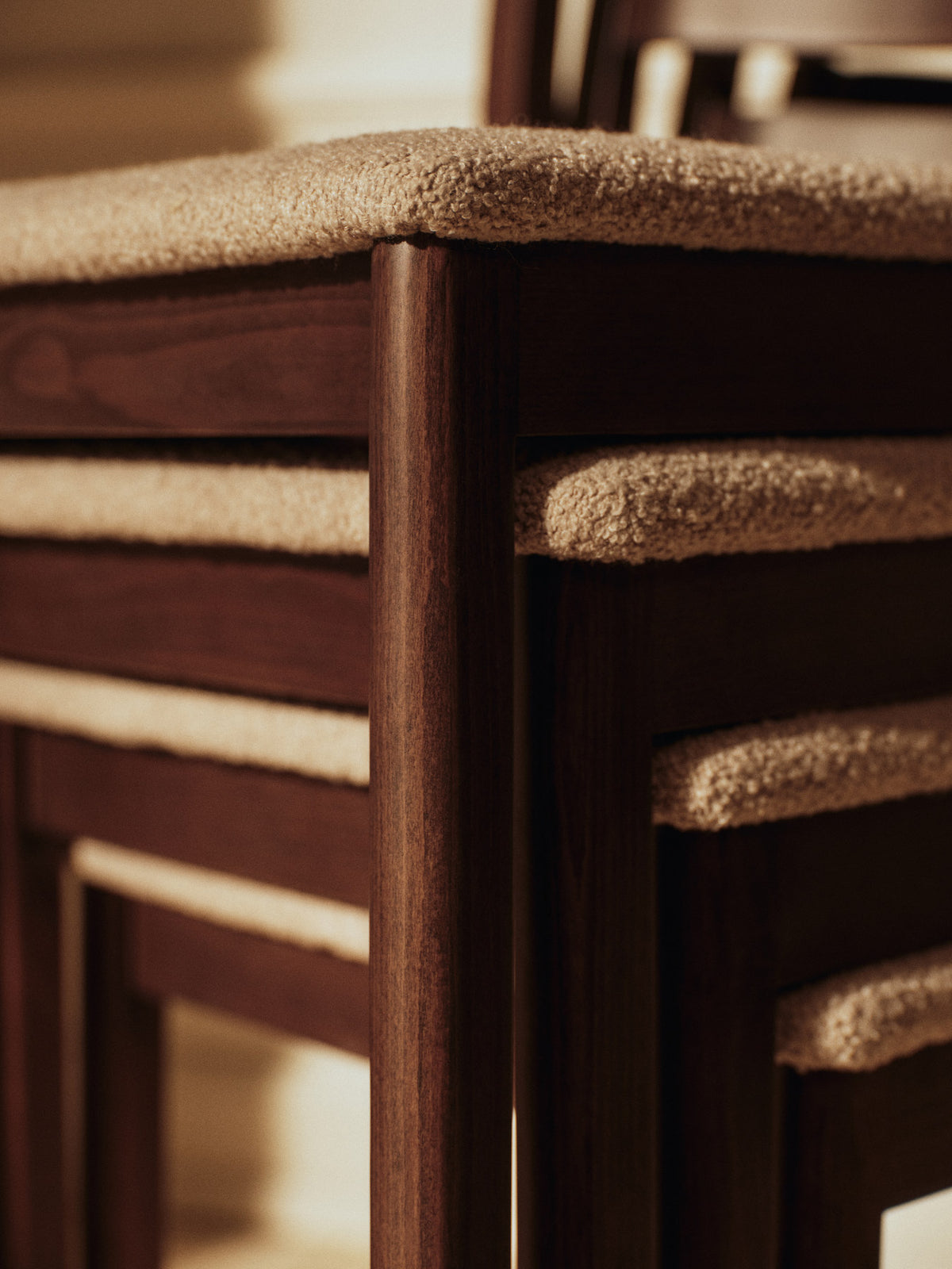Boda Esszimmerstuhl Soft Bouclé Seat Upholstered in Dark Stained Beech/Natural präsentiert im Onlineshop von KAQTU Design AG. Stuhl ist von Ferm Living