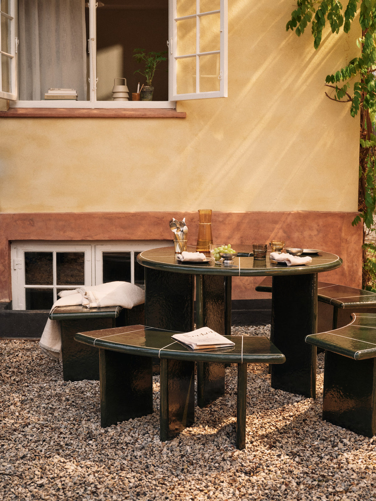 Deya Gartentisch Ø120 in Dark Green präsentiert im Onlineshop von KAQTU Design AG. Gartentisch ist von Ferm Living