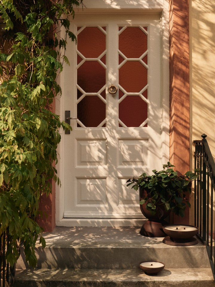 Vei Outdoor Kerze 20 in Brown präsentiert im Onlineshop von KAQTU Design AG. Kerzen ist von Ferm Living