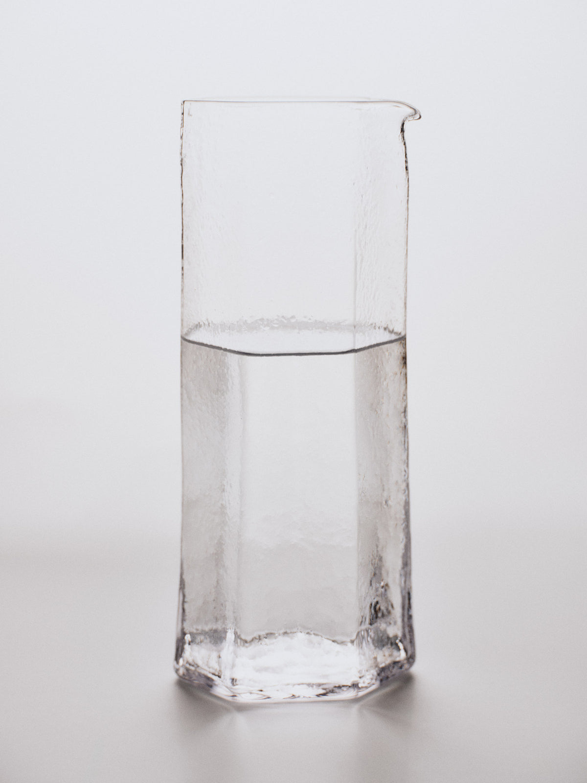 Kiru Carafe in Clear präsentiert im Onlineshop von KAQTU Design AG. Karaffe ist von Ferm Living