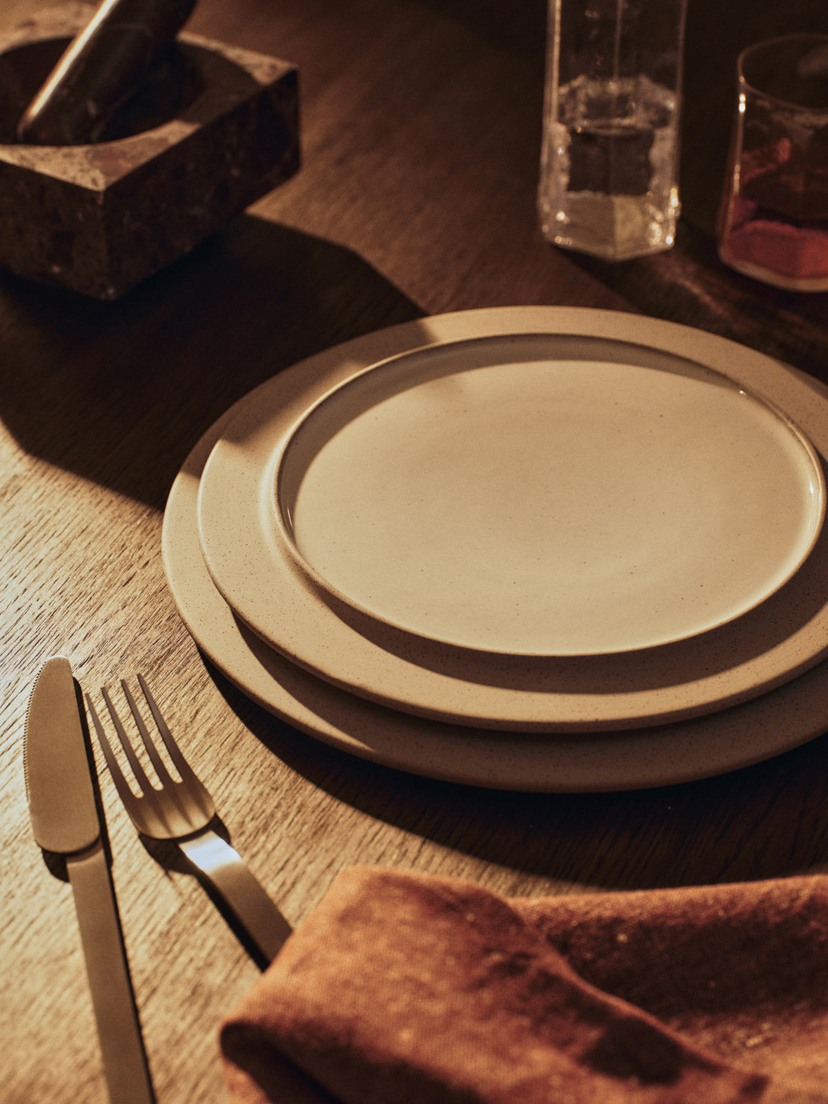 Sonae Side Plates 25 Set of 2 in Grey/White präsentiert im Onlineshop von KAQTU Design AG. Teller ist von Ferm Living
