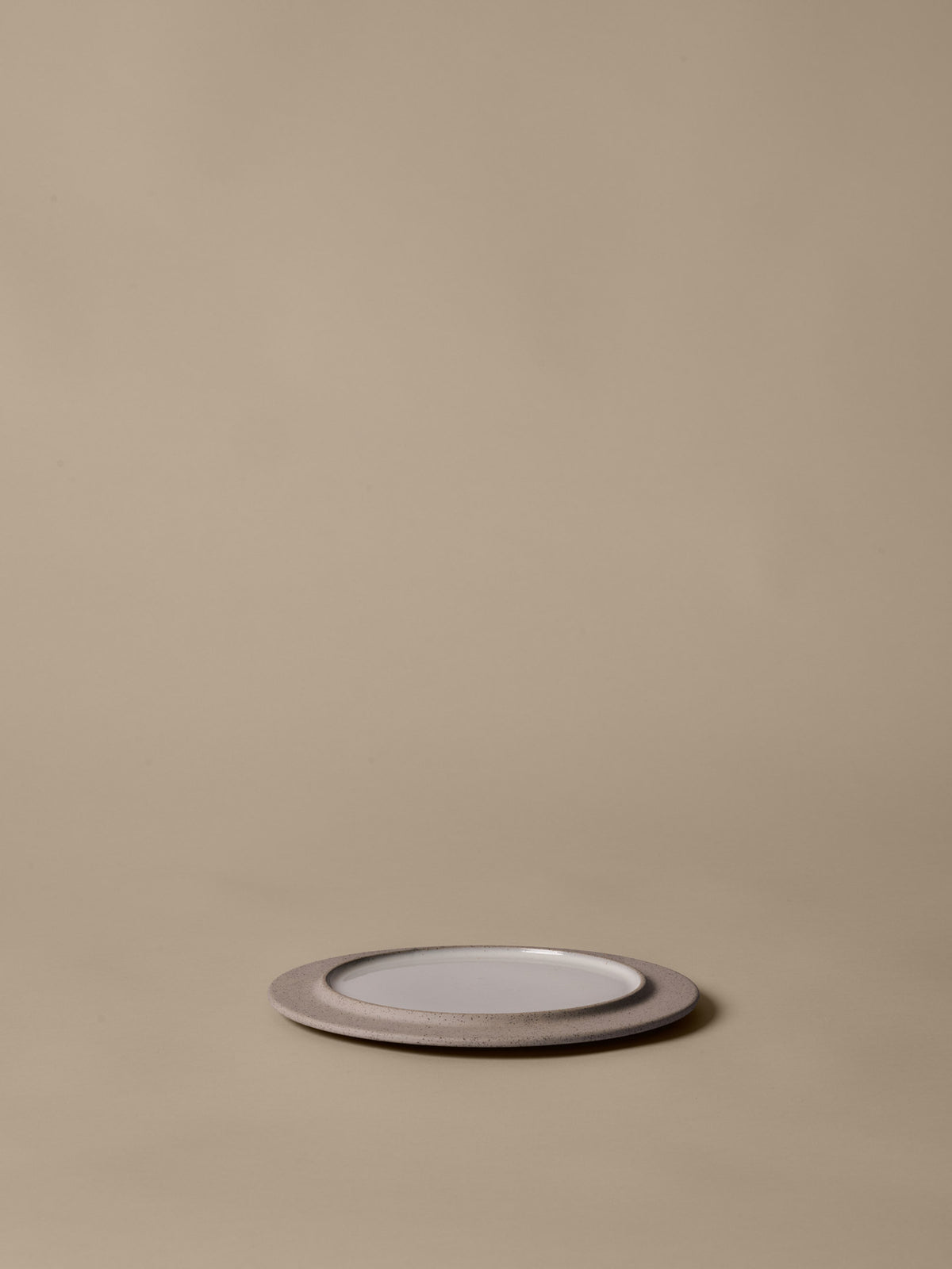 Sonae Dessert Plates 22 Set of 2 in Grey/White präsentiert im Onlineshop von KAQTU Design AG. Dessertteller ist von Ferm Living