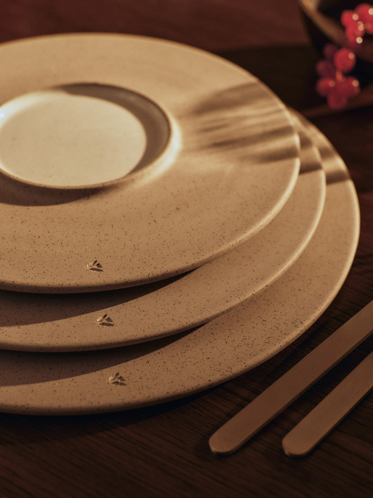 Sonae Dessert Plates 22 Set of 2 in Grey/White präsentiert im Onlineshop von KAQTU Design AG. Dessertteller ist von Ferm Living