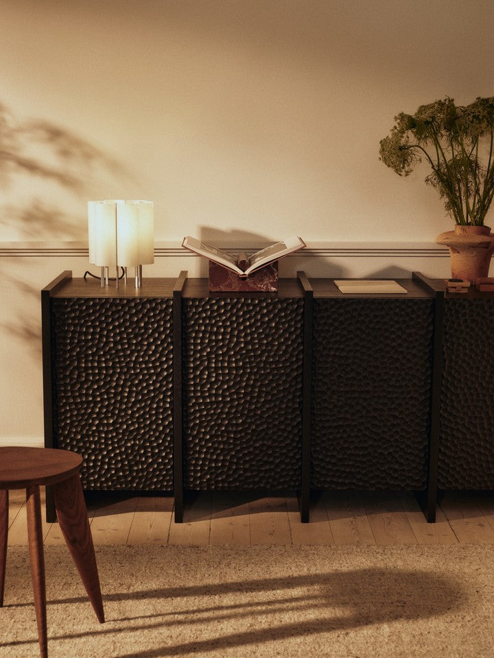 Modernes Scarni Sideboard von Ferm Living, das durch sein minimalistisches Design und die edlen Materialien besticht, perfekt für jedes Zuhause.