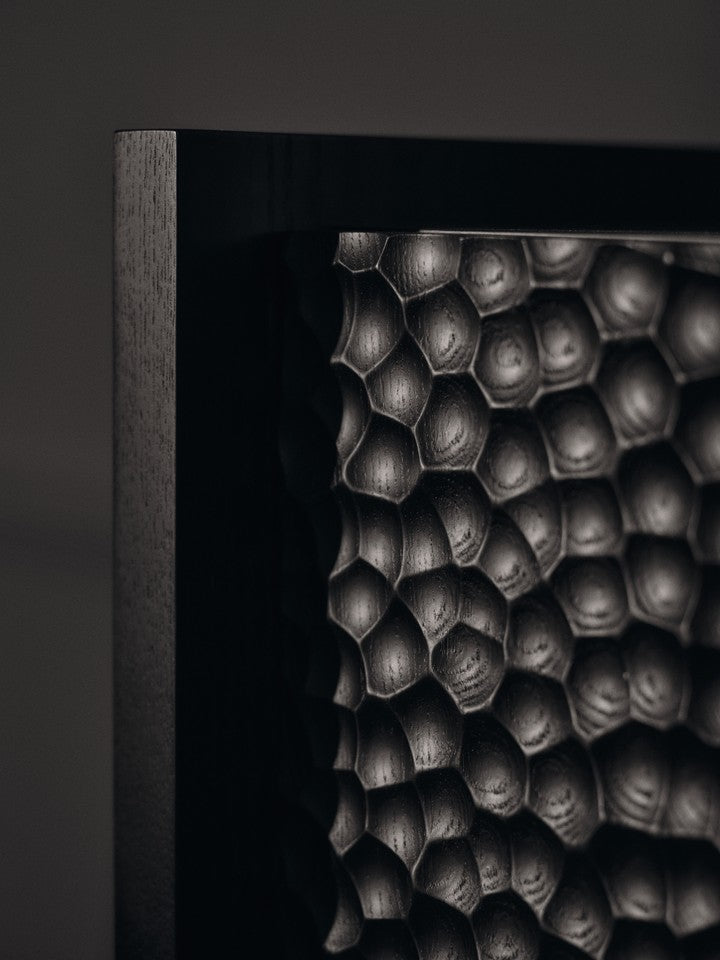 Elegantes Scarni Podest Cabinet von Ferm Living, ideal als stilvoller Konsolentisch für moderne Wohnräume.