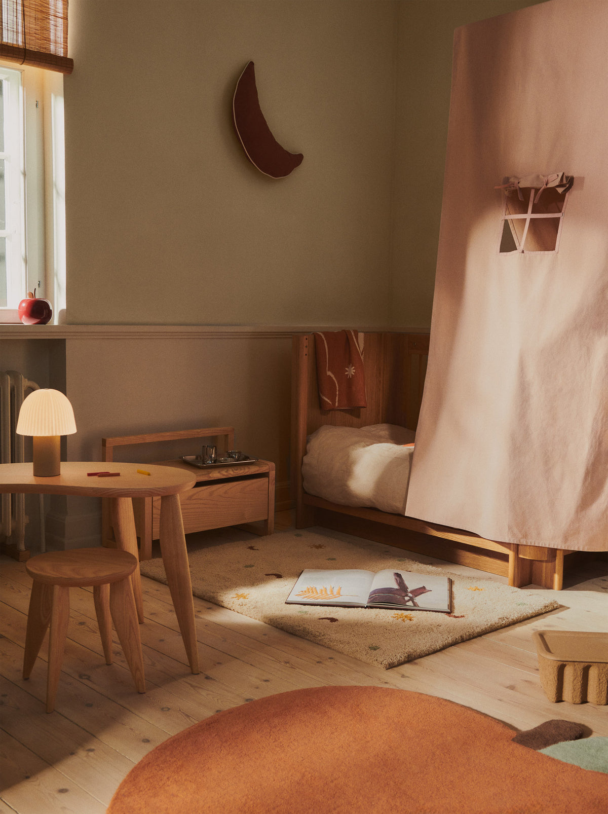Feve Kids Schreibtisch in Natural präsentiert im Onlineshop von KAQTU Design AG. Schreibtisch ist von Ferm Living