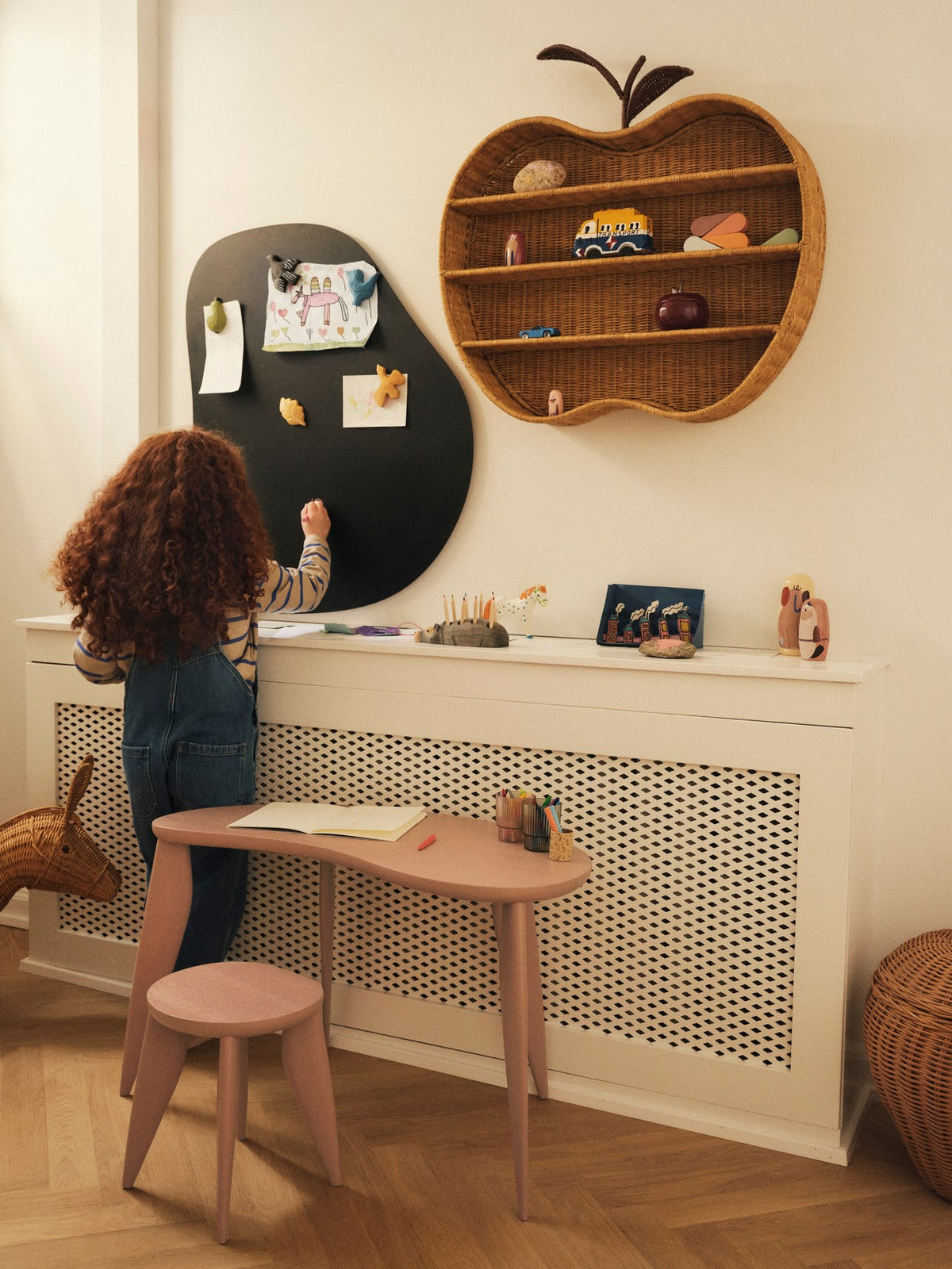 Kinderhocker Feve von Ferm Living aus massiver, FSC-zertifizierter Esche in Rose, mit schlanken Beinen und runder Sitzfläche, kompakte Bauform.